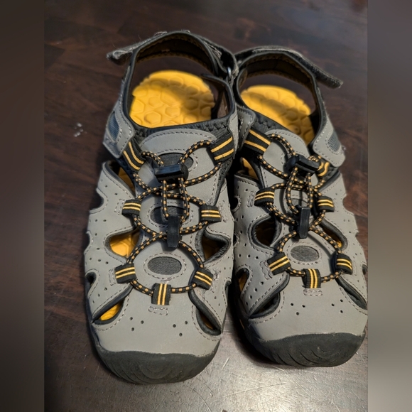 Khombu Boys 4 Sandals, Grey/Yellow, GUC - Picture 1 of 4